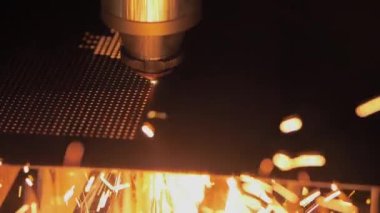 CNC lazer kesme makinesi, kıvılcımlı metal levha ile çalışıyor - yavaş çekim
