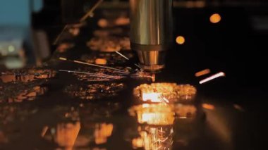 CNC lazer kesme makinesi, kıvılcımlı metal levha ile çalışıyor - yavaş çekim