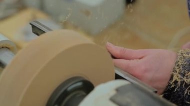 Yakın çekim: Marangoz torna üzerinde odun parçasını şekillendirmek için keski kullanıyor, yavaş çekim.