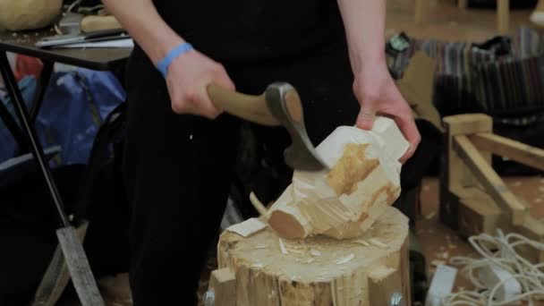 Muž řezání kus dřeva se sekerou a výrobu dřevěné mísy - zpomalený pohyb — Stock video
