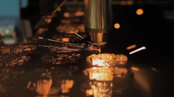 Máquina de corte por láser CNC que trabaja con chapa metálica con chispas - cámara lenta — Vídeo de stock