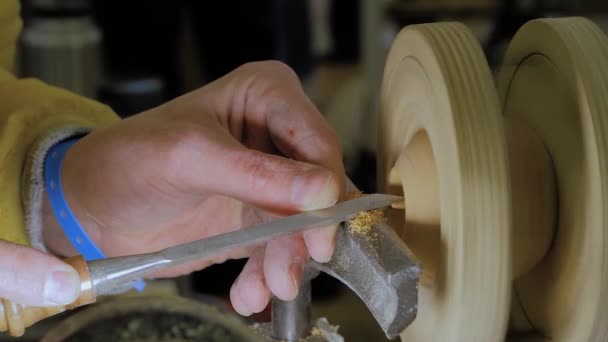 Movimiento lento, primer plano: carpintero usando cincel para dar forma a pieza de madera sobre torno — Vídeos de Stock