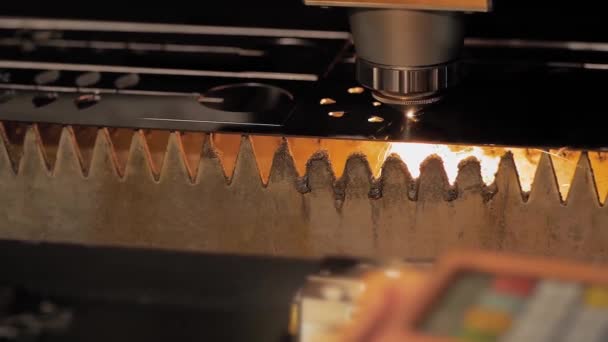 Movimento lento: máquina de corte a laser cnc trabalhando com chapa metálica com faíscas — Vídeo de Stock