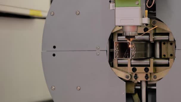 Laserschneidmaschine, die mit Metall-Vierkantrohr mit Funken arbeitet - Zeitlupe — Stockvideo