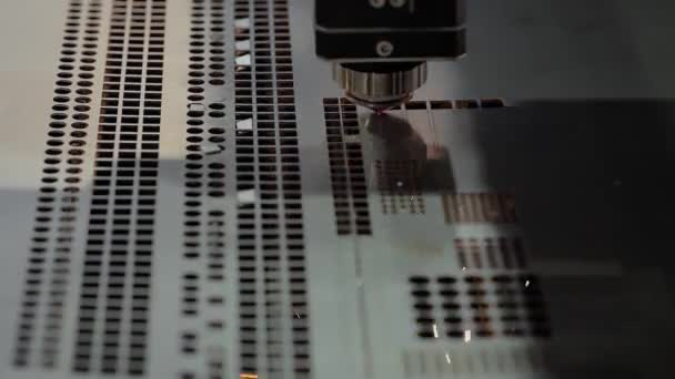 Máquina de corte a laser CNC trabalhando com chapa metálica com faíscas - câmera lenta — Vídeo de Stock