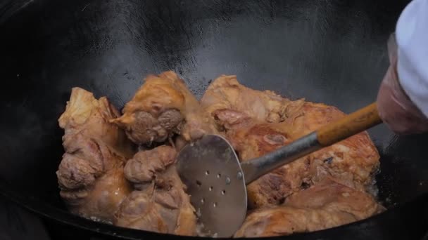 Movimento lento: chef cozinhar carne de cordeiro para pilaf, pilau em caldeirão enorme — Vídeo de Stock