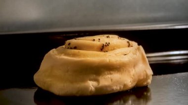 Zaman ayarlı. Evde elektrikli fırında haşhaş tohumlu ev yapımı çörek.