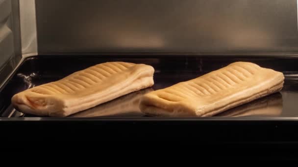 Timelapse - deux petits pains faits maison avec confiture de pommes au four électrique — Video