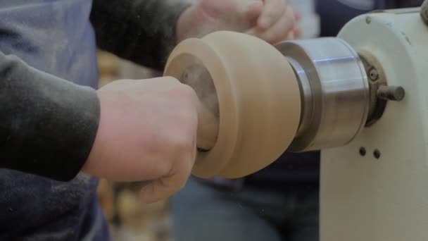 Κοντινό πλάνο: άνθρωπος που χρησιμοποιεί γυαλόχαρτο για τρίψιμο ξύλου σε τόρνο - αργή κίνηση — Αρχείο Βίντεο