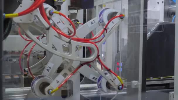 Pick-and-place automatique manipulateur robotique bras se déplace bols vides en plastique — Video