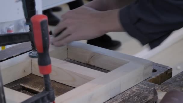 Homem profissional carpinteiro polimento prancha de madeira com lixa: close-up — Vídeo de Stock