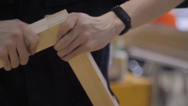 Profesjonalny stolarz pracujący z drewnianymi detalami - proces montażu — Wideo stockowe