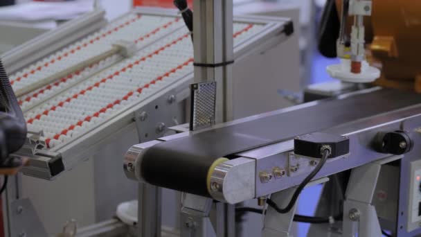 Taşıyıcı bant üzerinde plastik detayı hareket ettiren robotik kol manipülatörü seçin ve yerleştirin — Stok video
