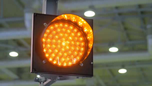 Señal led naranja semáforo parpadeando en la exposición de transporte - de cerca — Vídeos de Stock