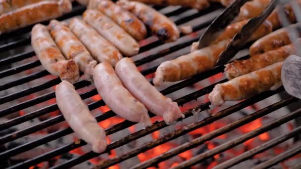 Koki memanggang sosis daging segar di panggangan bulat besar - gerakan lambat — Stok Video