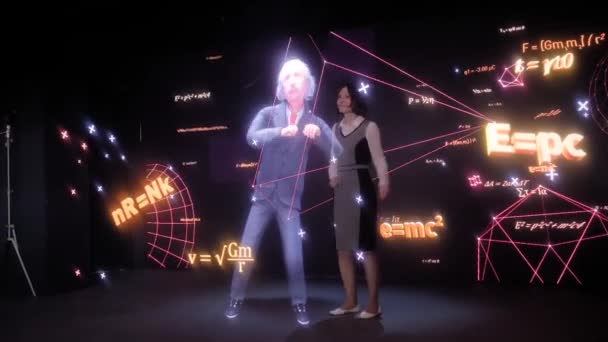 Kvinna poserar med 3D stor hologramprojektion i mörkt rum på AR-utställning — Stockvideo