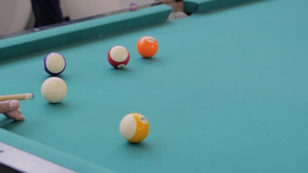 Mouvement lent : frapper la boule de billard sur la table de billard sarcelle - gros plan — Video