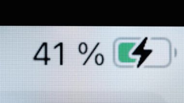 Zaman aşımı - akıllı telefon pili seviyesi göstergesi şarj etme işlemi - makroyu kapat