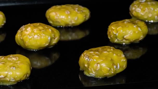 タイムラプス-オーブンで金属板上の多くの自家製カリカリオートミールクッキーを調理 — ストック動画