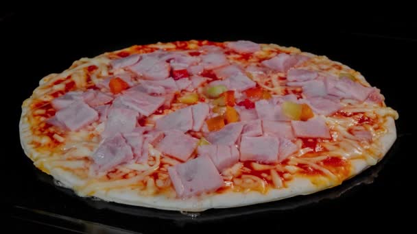 Timelapse - pizza casera horneada en horno eléctrico en casa — Vídeo de stock