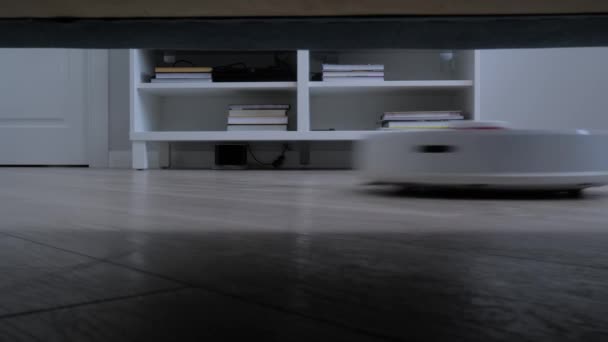 Timelapse - aspiradora robot blanco que limpia la sala de estar — Vídeos de Stock