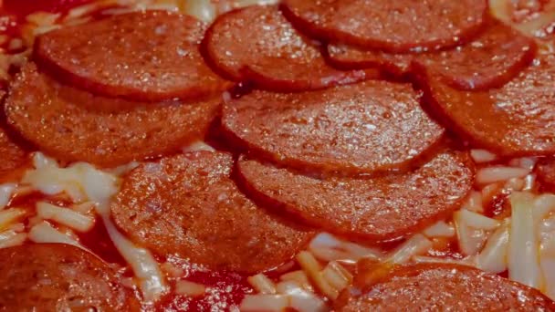 Zeitraffer - hausgemachte Pfefferoni-Pizza im Elektrobackofen zu Hause backen - Makro — Stockvideo