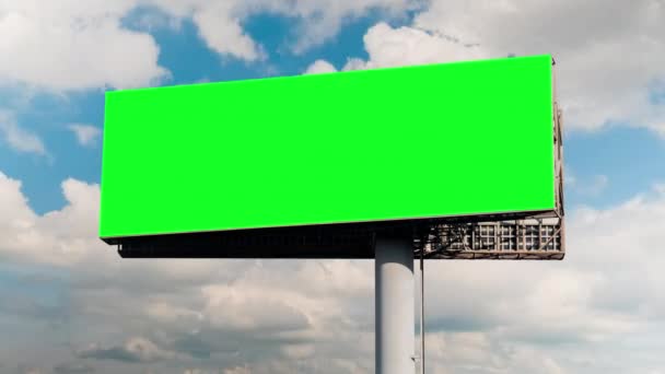 Zeitraffer - große leere grüne Plakatwand und bewegliche weiße Wolken vor blauem Himmel — Stockvideo