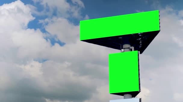 Время: два бланшированных зеленых билборда и движущиеся белые облака на фоне голубого неба — стоковое видео