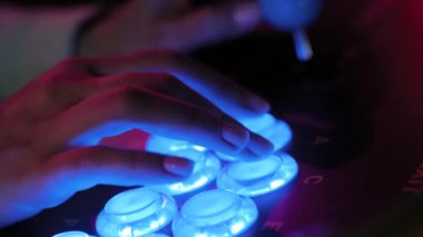 Retro arcade makine oyunu oynayan kadın oyuncu ve parlak düğmelere basarak