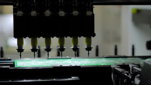 Máquina automática de montagem de placas de circuito impresso SMT pick and place — Vídeo de Stock