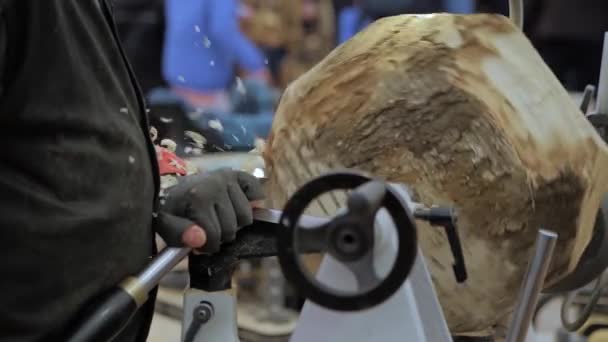 Homme tenant un ciseau pour façonner un morceau de bois sur le tour : gros plan, ralenti — Video
