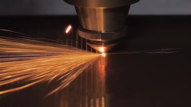 Laser skärmaskin arbetar med plåt med många gnistor - slow motion — Stockvideo