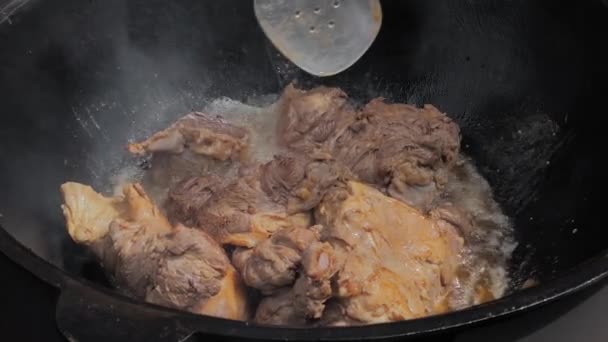 Movimento lento: chef cozinhar carne de cordeiro para pilaf, pilau em caldeirão enorme — Vídeo de Stock