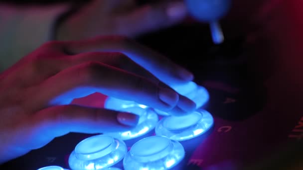 Spielerin spielt Retro-Arcade-Spiel und drückt helle Knöpfe — Stockvideo