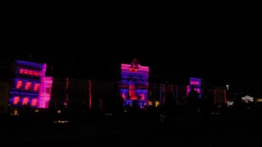 Zaman Çizelgesi: Tarihi bina duvarında renkli video haritalama gösterimi