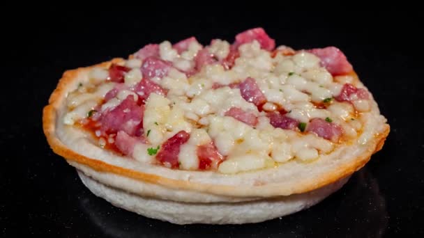 Timelapse - hemlagad mini pizza bakning i elektrisk ugn hemma — Stockvideo
