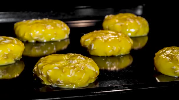 Timelapse - matlagning många hemmagjorda krispiga havregryn cookies på metallplåt i ugn — Stockvideo