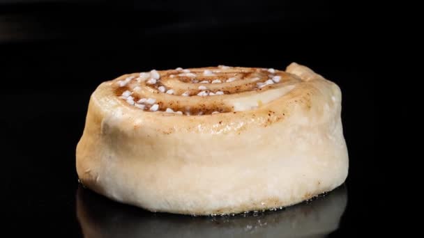 Timelapse - zelfgemaakte kaneelbroodjes bakken en rijzen op in elektrische oven: close up — Stockvideo