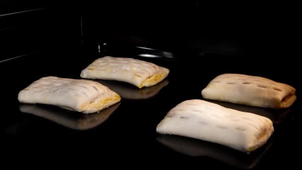 Timelapse - quatro pães caseiros com geléia de morango vermelho assando no forno elétrico — Vídeo de Stock
