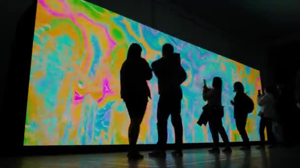 Mensen die zich voor een groot AR-scherm bewegen met spiegeleffect: timelapse — Stockvideo