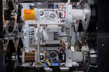 Boş plastik bardakların üretimi - iş sırasında enjeksiyon kalıp makinesi