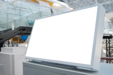 Elektronik büfenin yatay boş beyaz görüntüsü - beyaz ekran konsepti