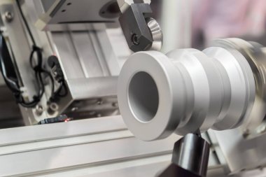 Sergide otomatik cnc değirmen makinesine dönüşüyor metal işçiliği kesiyor