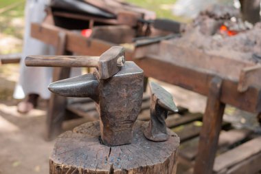 Çekiç ve nalbant örs demir ocağında. Yaklaş.