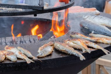 Gıda festivalinde Brezilya 'da Avrupa balığı pişirme süreci: Kapatın