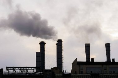 Gökyüzüne karşı duman yayan fabrika bacası - çevre kirliliği