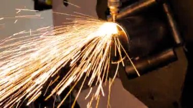 Yakın çekim: lazer kesme makinesi kıvılcımlı metal işçisiyle çalışıyor
