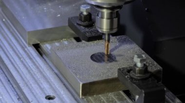Yakın çekim: cnc fabrikada metal işçiliği kesen değirmen makinesini döndürüyor