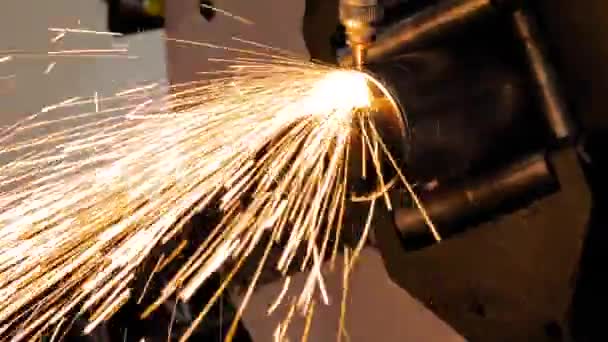 Close up: lasersnijmachine werkend met metalen werkstuk met vonken — Stockvideo