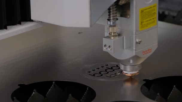 Laserskärmaskin som arbetar med plåt med gnistor — Stockvideo